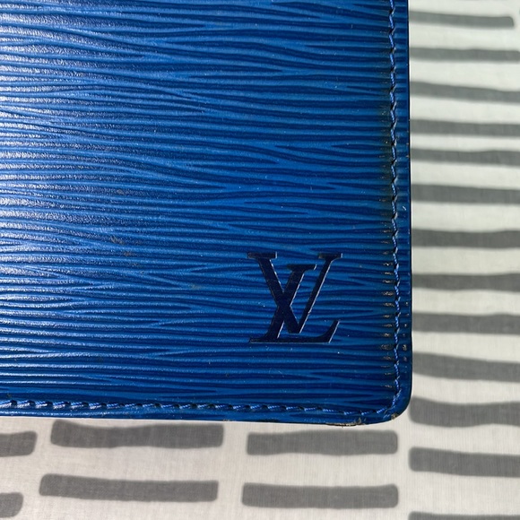 Louis Vuitton Blue Epi Leather bag with insert and crossbody chain hand painted - Picture 10 of 11